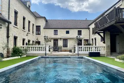 Image de Maison en pierre dans un cadre idyllique, piscine. 20 couchages.