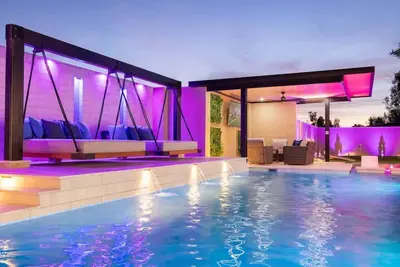 Image de Elite Scottsdale Retreat: Putting Green & Theater
