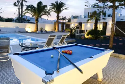 Image de Luxurious villa next to golf course!