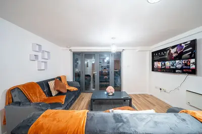 Large-Appartement-Salle de bain privée séparée-Vue sur Rue-Private Gated Park. . .