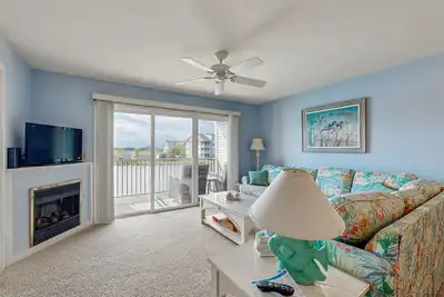 Image de 2nd-floor Bethany Bay condo with waterfront views & on-site golf/pool/tennis