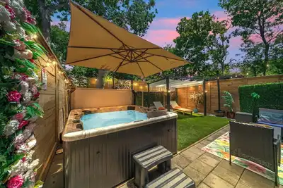 Image de 1. 9 miles  Downtown Kingbed Hottub Botanic garden