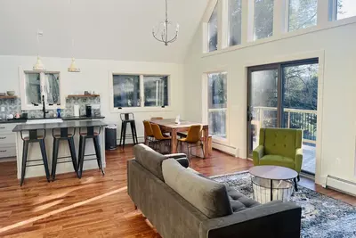 Image de Modern 4-Bedroom Mountain Retreat\nMinutes to Lake Rescue & Echo and Hiking