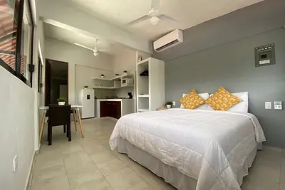 Image de Cozy studio, just remodeld ideal for couples, nomads, remote work, A/C free WiFi