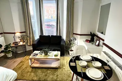 Image de Attractive Spacious Self Contained Apartment 2. 8 Miles from Birmingham City Cen