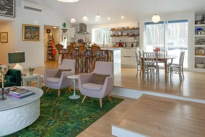 Image de Mid-century modern walk to ocean, restaurants, and shops. Open for the holidays