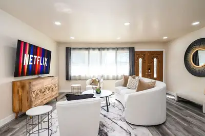 Image de Cozy house 4 bd/2 ba in Huntington Beach. Disneyland, Beach, Shopping, Foods