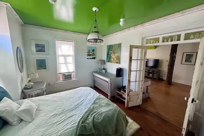 Image de Cute & Artsy condo 1mi from Beulah, 7mi from Frankfort & 15mi from Crystal Mtn.