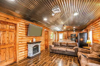 Image de Modern constructed cabin close to Windrock trails!