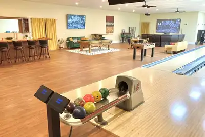 Image de \"House Of Pins\" 4200 SqFt of Sensory friendly fun w/ 2 Full Lane Bowling Alley!