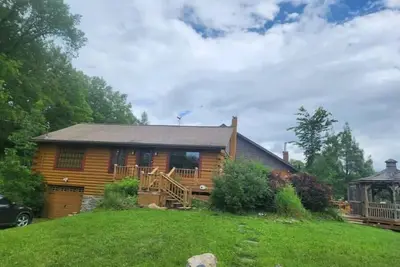 Image de Impeccable Log Home! Large Groups Welcome! Games!