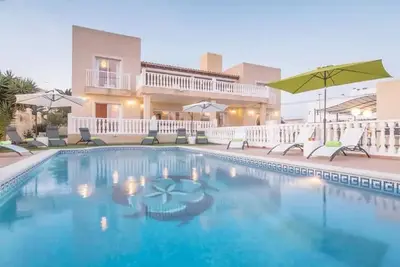 Image de Villa 'Can Pedra Junto A Playa Den Bossa' avec vue sur la mer, Wi-Fi et climatisation