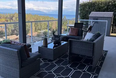 Image de Executive suite- 4 private rooms - Above Ground with Ocean and Mountain View