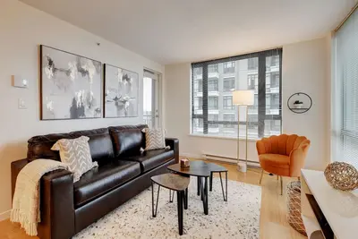 Image de Pura Vida Astoria-Perfect Location in Downtown Victoria by Victoria Prime!