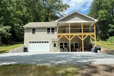 Image de New house nestled in a quiet area. Has hot tub & game room. 5 min to down town.