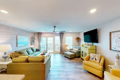 Image de East-end Sgi condo with Gulf views, beach access, on-site pool, & private W/D