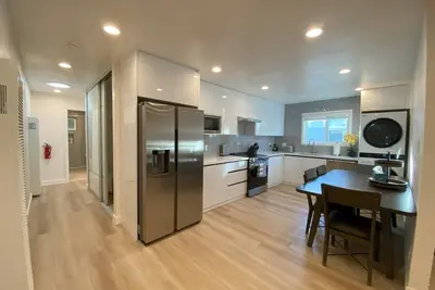 Image de Elegant Beachside 2b1b Retreat • Newly Renovated • Free Parking • 15min Sf/Sfo