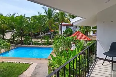 Image de 2-Bd Unit with Pool, 2 Blocks from Beach