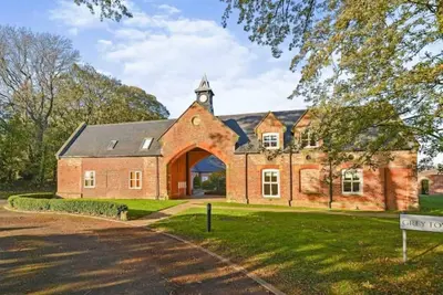 Image de 3 Bedroom Stable Conversion set in private grounds