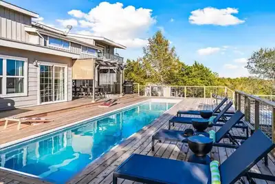 Image de Farmhouse ~ Hot Tub + Pool ~ On Expansive 5 Acres!