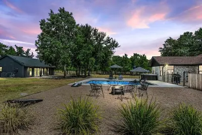 Image de Hot Tub/Pool + Firepit + Gameroom ~ Guesthouse