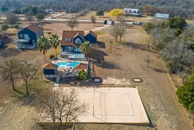 Image de Hot Tub/Pool/Gameroom ~ Guesthouse ~ On 5 acres!