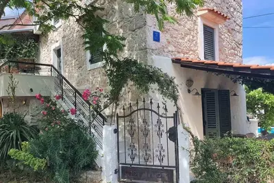 Image de Cozy stone house with fireplace, pool, great beaches and hiking trails nearby