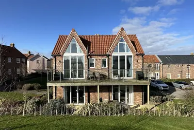 Image de Stunning Coastal Cottages - Sleeping 10 in 2 cottages - Pool and Beach Access Included.