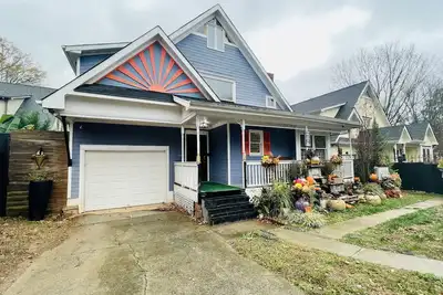 Image de The African Zen Oasis! A cozy home w/ beautiful decor and outdoor zen garden.