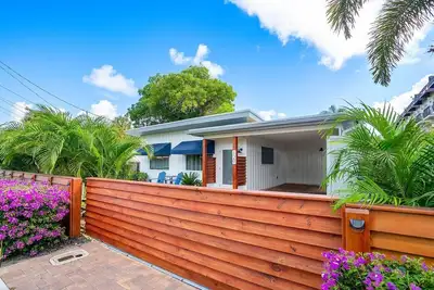 Image de Gorgeous Beach Cottage walk to everything!