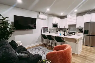 Image de Razorback Haven! Walk to Baum & 5 min to Dickson. Brand new property!