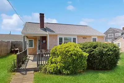 Image de Darling ocean view cottage with a deck & shared yard - walk to the beach