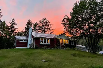 Image de Dog-friendly retreat near outdoor rec with wood stove, firepit, desk, & mtn view