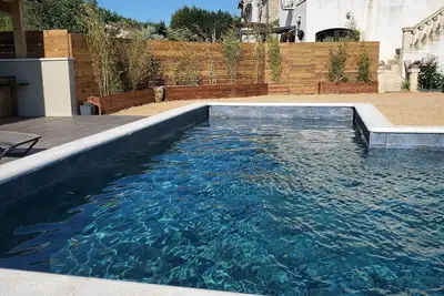 Image de Mas de vacances loué toute l'année vue sur château, 4 chambres pour 9 personnes.