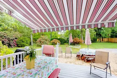 Image de Spacious 5 bedroom, cozy home with private beach access!