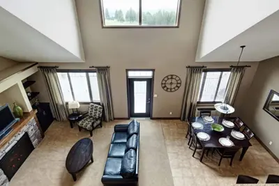 Image de Spacious condo sleeps 8 near skiing, scenic hiking, mineral hot springs!