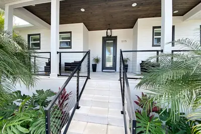 Image de New waterfront canal home! 2 masters, dock, heated pool/spa, gourmet kitchen.