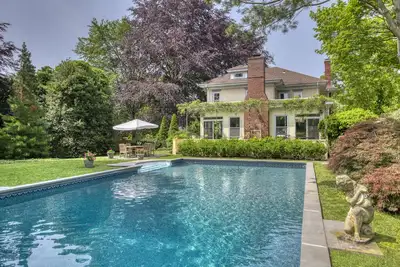 Image de Stately, Peaceful & Tasteful With Sparkling Pool