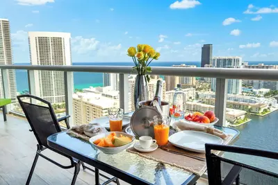 Image de Close to Beach w/ Views. Pool & Gym. Pet Friendly