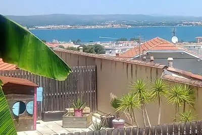 Image de charmant appartement au calme, fonctionnel avec vue sur étang, mer, terrasse. . .