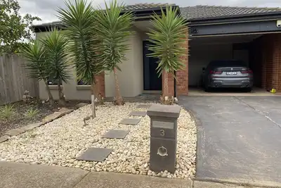Image de Whole House with 4 Queen Beds - Closer to Melbourne Airport - 8 Guests