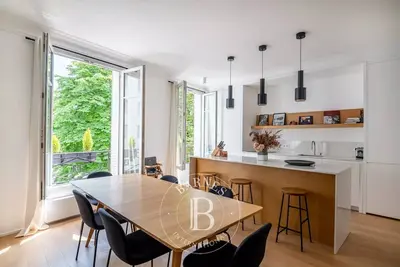 Image de Top (2nd) floor apartment 90 m2 in a small “hôtel particulier” in rue de Passy.