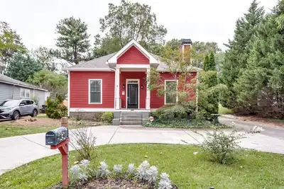 Image de Amazing, remodeled, charming getaway w/ swimming pool, close to fun and dining!