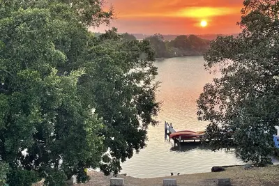 Image de Water views in town centre. Secure parking with lift.