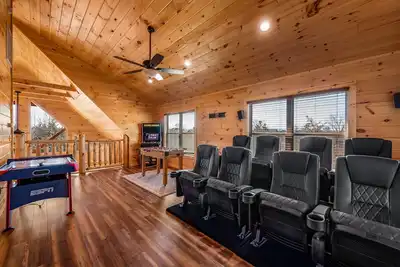 Image de Accessible cabin in resort, pool, views, theater and game loft!