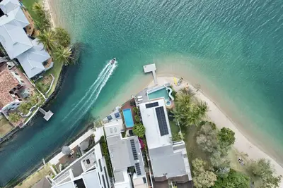 Image de Waterfront @ Palm Beach pool with slide a tinny canoe & Kayak prime position.