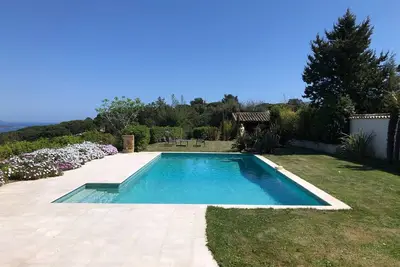 Image de Villa de 5 pièces avec grande piscine et vue panoramique exceptionnelle.