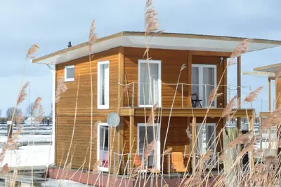Image de Floating Houses - Komfortable Schwimmende Ferienhäuser im Krösliner Yachthafen