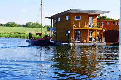 Image de Floating Houses - Komfortable Schwimmende Ferienhäuser im Krösliner Yachthafen