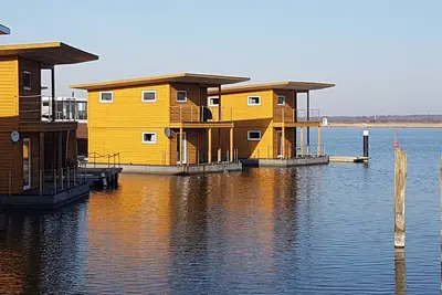 Image de Floating Houses - Komfortable Schwimmende Ferienhäuser im Krösliner Yachthafen